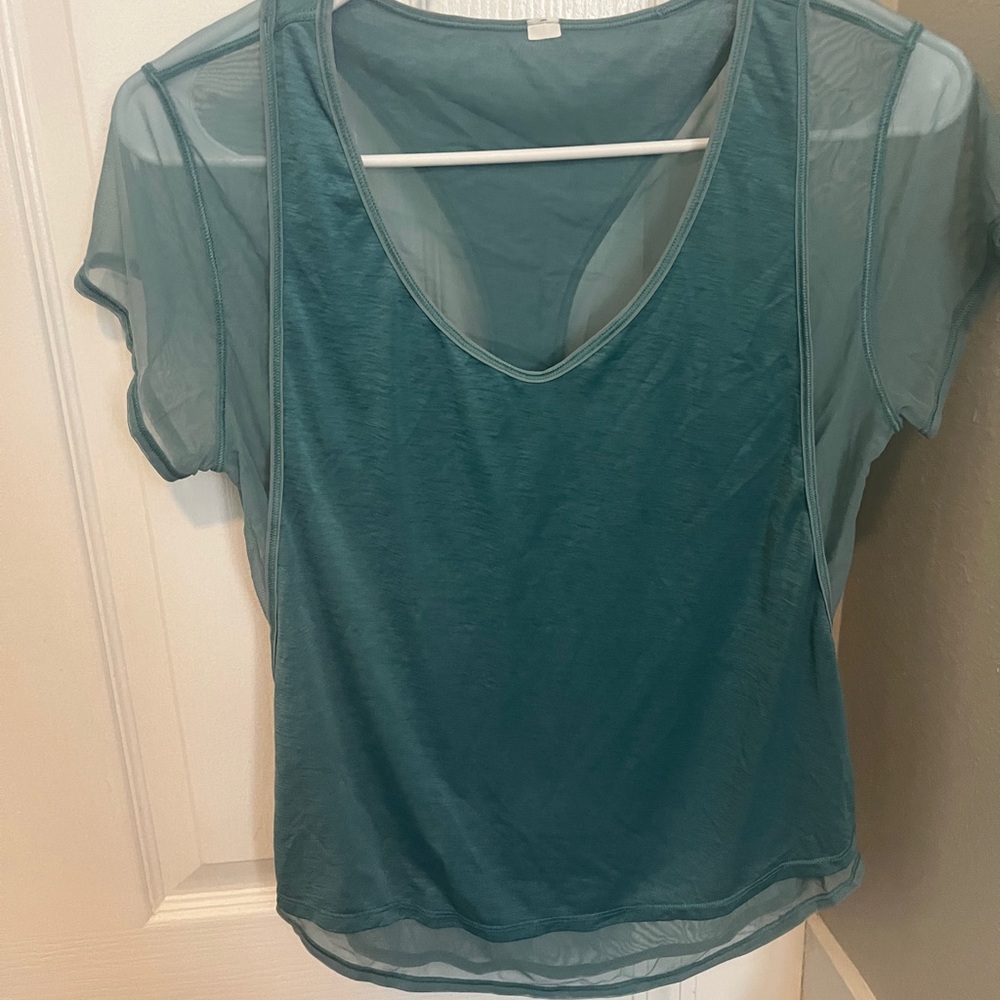 Lululemon T-shirt size 6